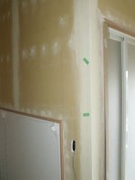 手作業でパテ塗り箇所を削ぎ落とし「高齢者が住みやすい部屋作り」151