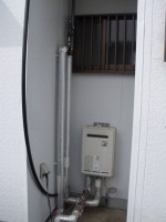 給湯器に仮配管で繋ぎ込み「太陽熱温水器据付」15