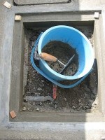 モルタルで鉄蓋受けを仕上げ「駐車場に散水栓」23
